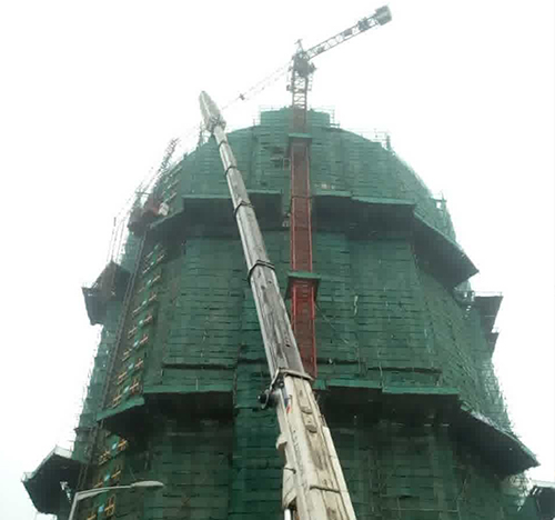 霸州吊车在工地上作业